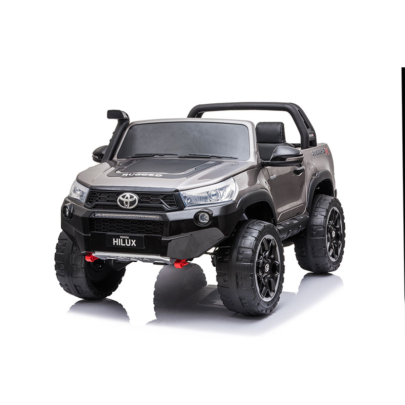 12 V-os távirányítós autó gyerekeknek, autóval ülve